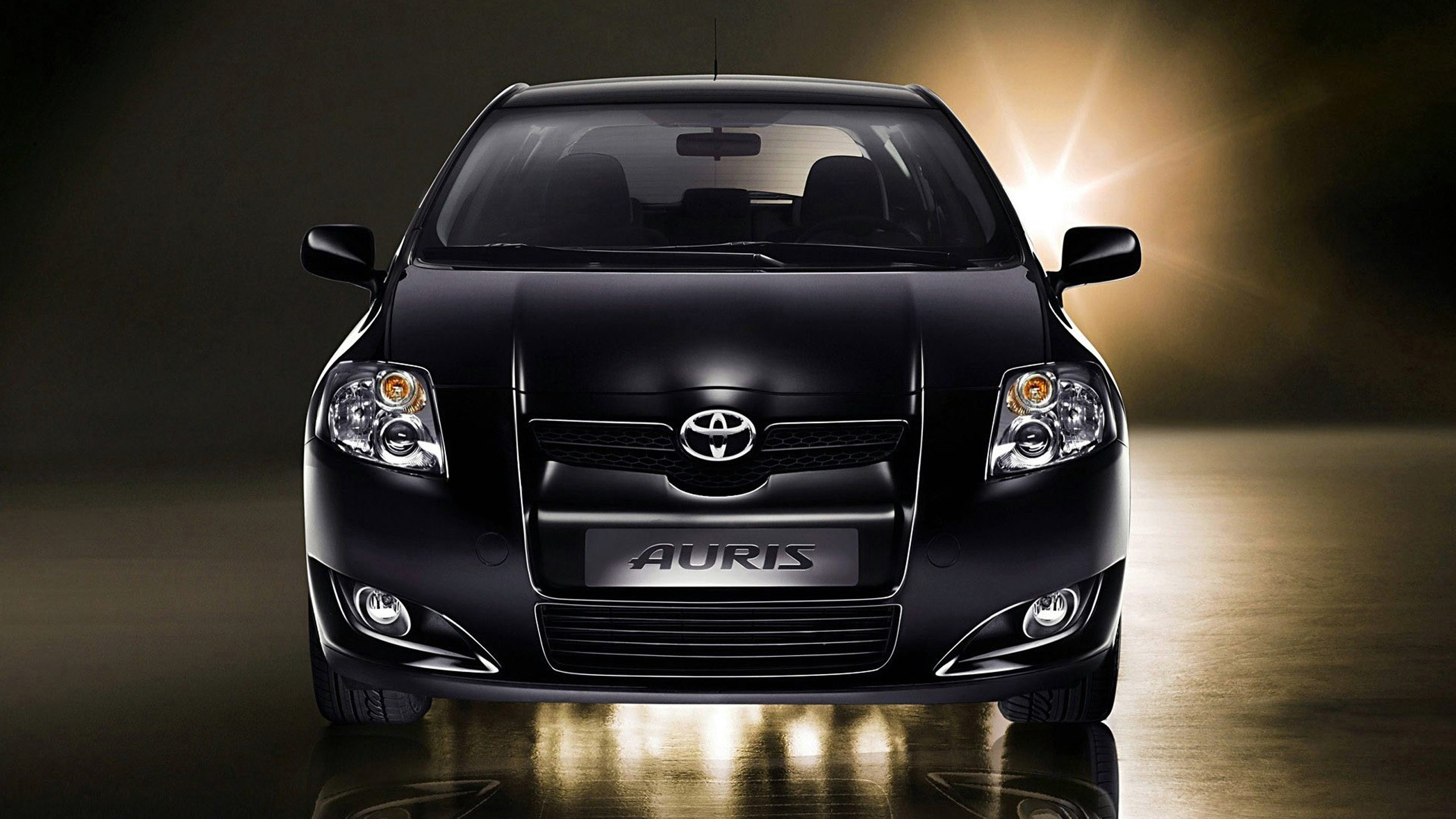 Фото обои Вид спереди на черный Toyota Auris в темном